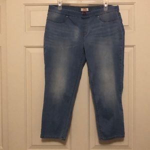 L.E.I Slip on Capri Jeans Size: 13 Juniors